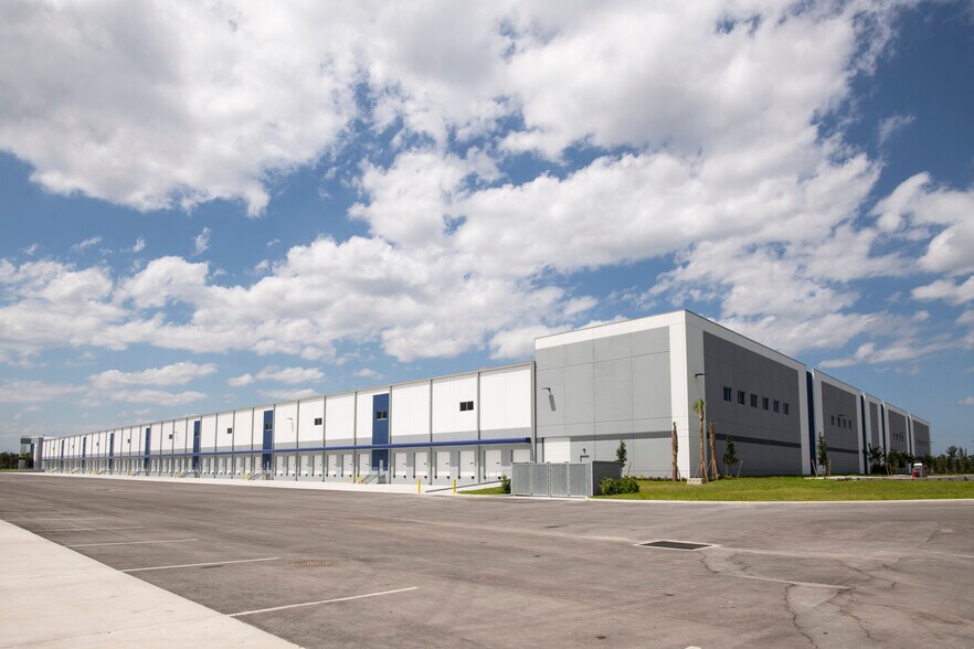 More Photos Of 15500 Venture Way, Jupiter Distribution For Lease