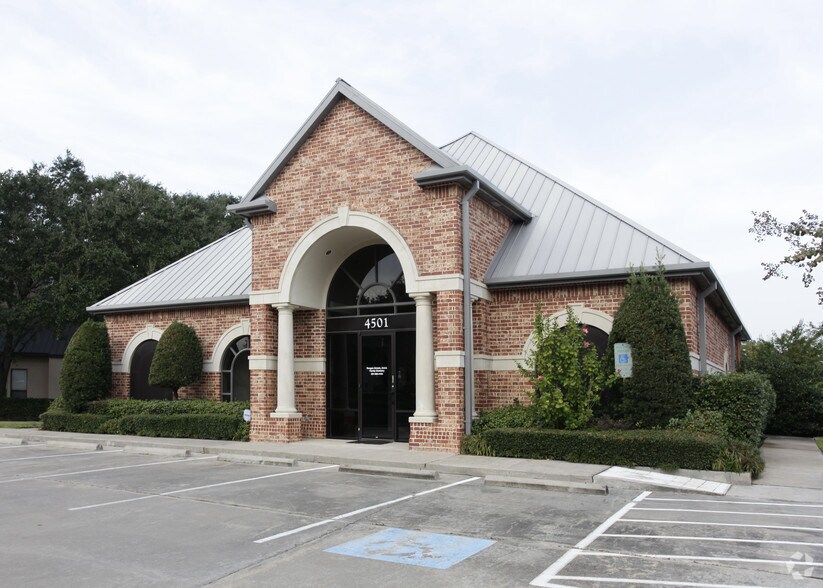More Photos Of 4501 Sweetwater Blvd, Sugar Land Medical For Lease