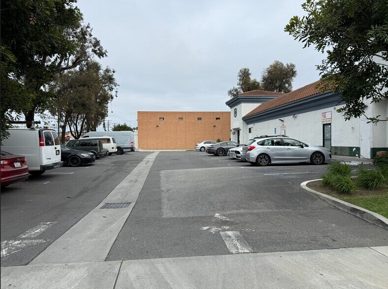 More Photos Of 560 W 19th St, Costa Mesa Unknown For Lease