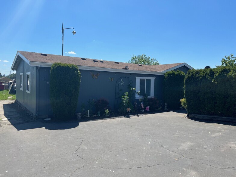 More Photos Of 941 SW Alder St, Dundee Warehouse For Sale