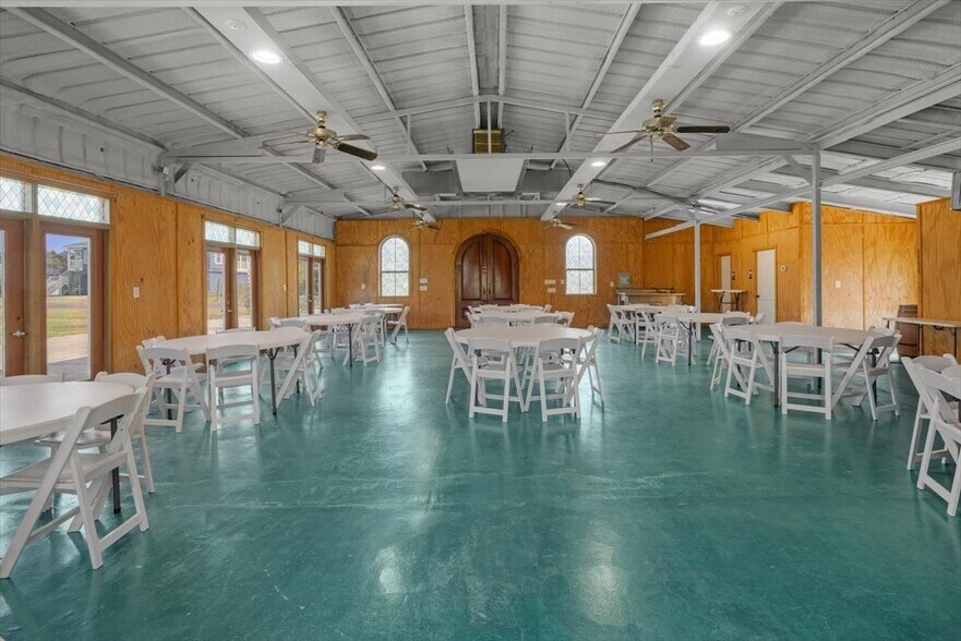 More Photos Of 311 Bayside Dr, Anahuac Flex For Sale