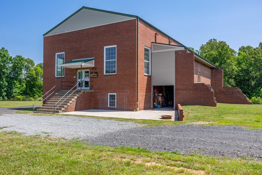 More Photos Of 217 E Aiken Rd, Eden Showroom For Lease