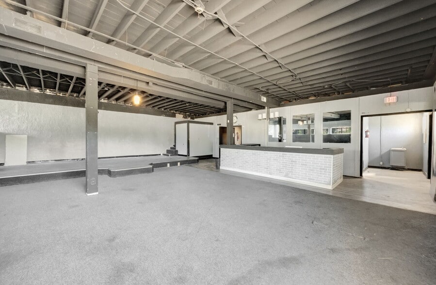 More Photos Of 2600 N Florissant Ave, Saint Louis Flex For Sale