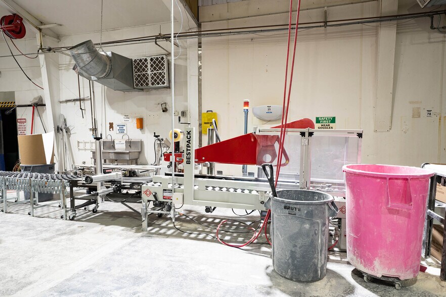 More Photos Of 225 Lawton Ave, Hereford Manufacturing For Sale