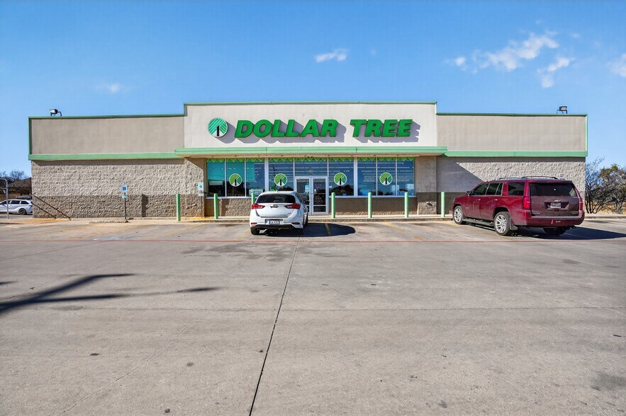 Primary Photo Of 224 S FM 1346, La Vernia Freestanding For Sale