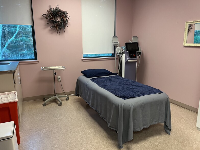 More Photos Of 1407 S County Trl, East Greenwich Medical For Lease