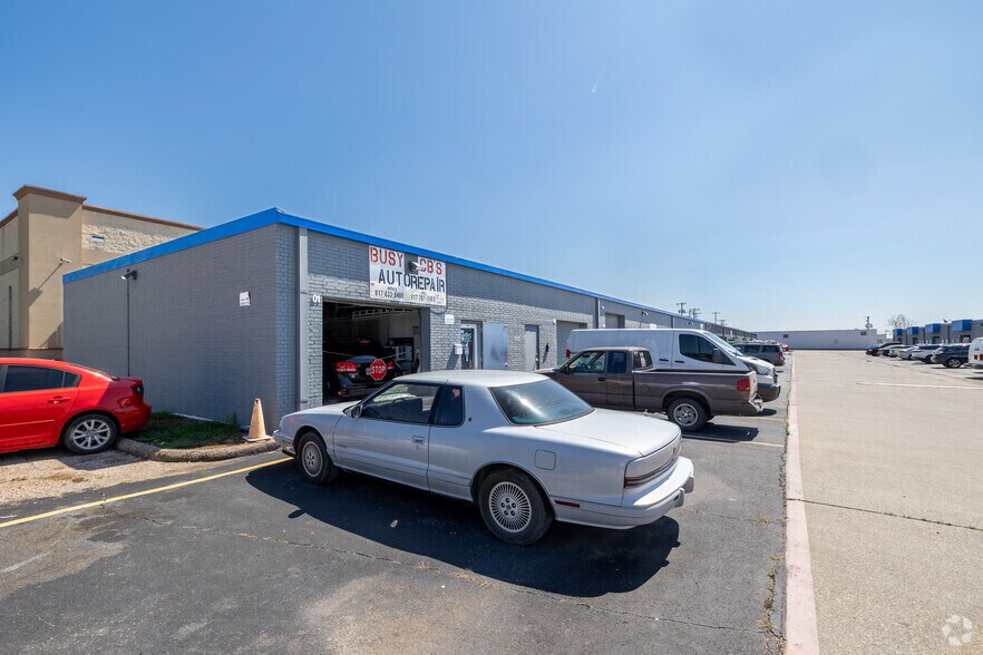 More Photos Of 3201-3207 E Pioneer Pky, Arlington Light Distribution For Lease