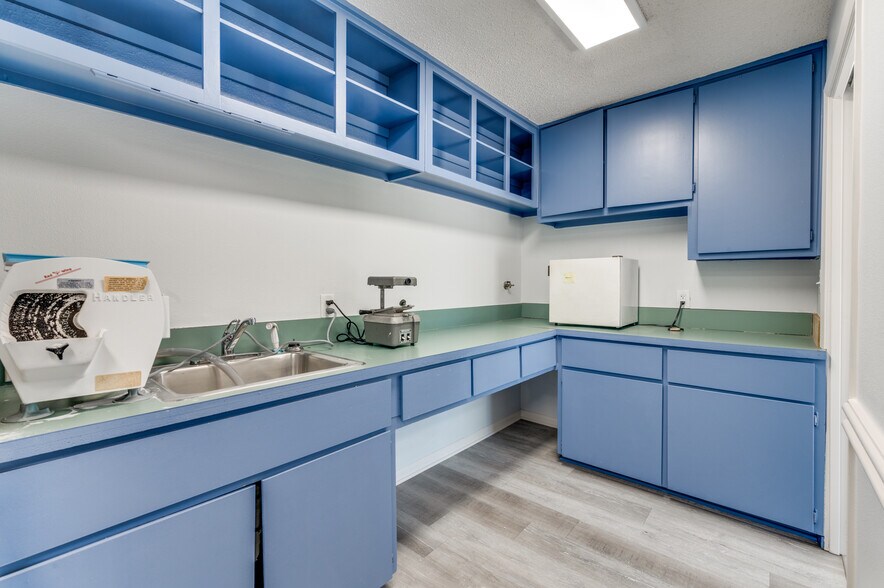 More Photos Of 1725 Cimarron Trl, Hurst Medical For Lease