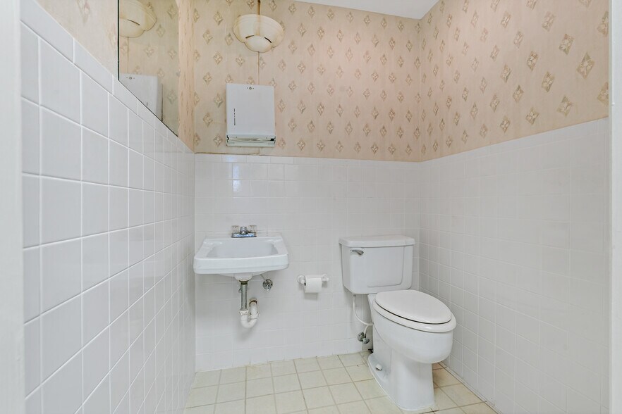 More Photos Of 3709 W Hamilton Ave, Tampa Medical For Sale