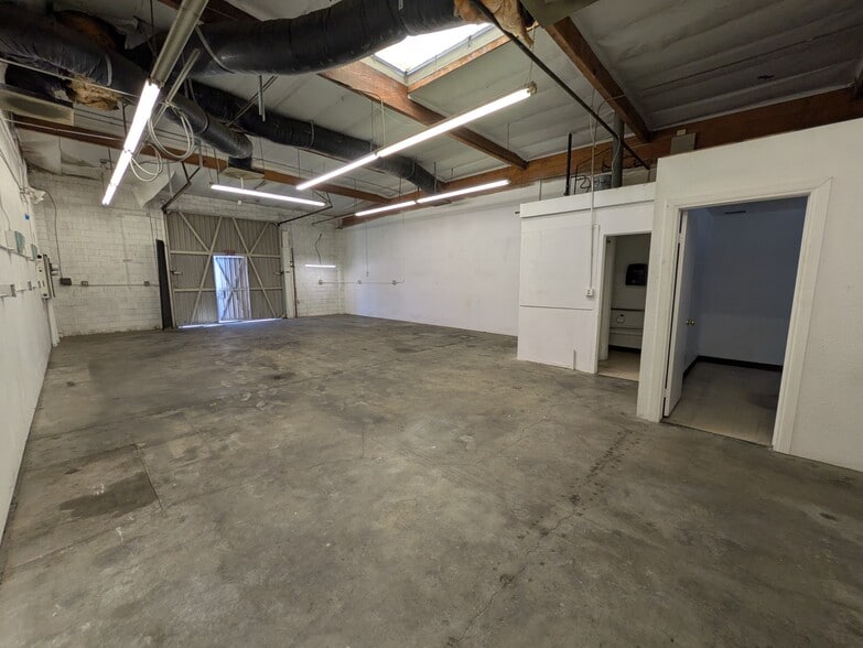 More Photos Of 22305-22319 S Vermont Ave, Torrance Warehouse For Lease