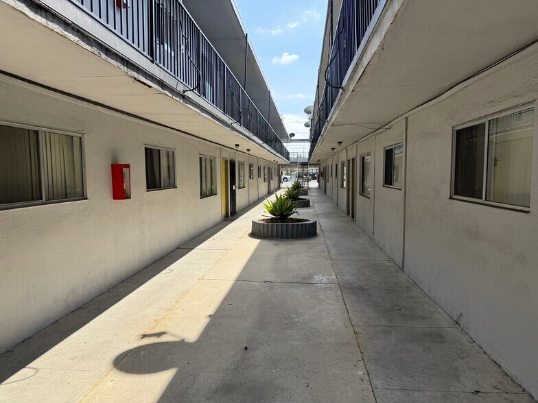 More Photos Of 1075 W 39th St, Los Angeles Apartments For Sale