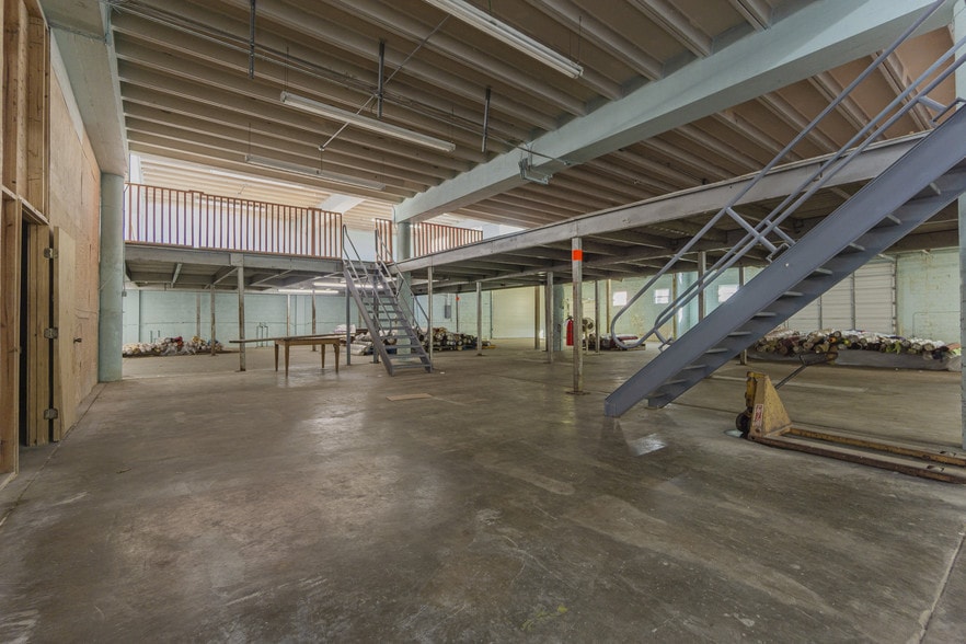 More Photos Of 2415 Church St, Galveston Light Distribution For Lease