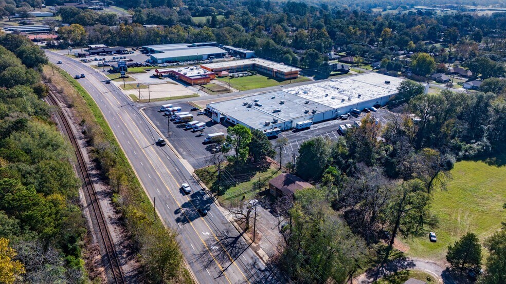 More Photos Of 806 Willowcreek Dr, Jacksonville Warehouse For Lease