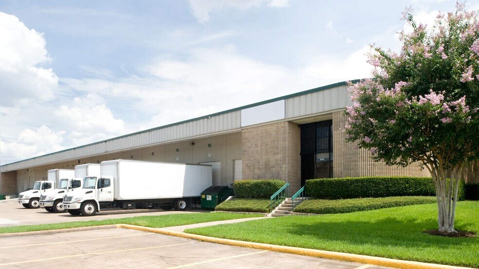 More Photos Of 4444-4464 W 12th St, Houston Unknown For Lease