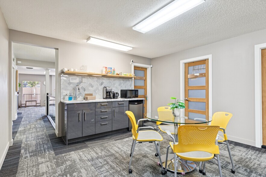 More Photos Of 2632 Crowchild Trl SW, Calgary Office For Sale