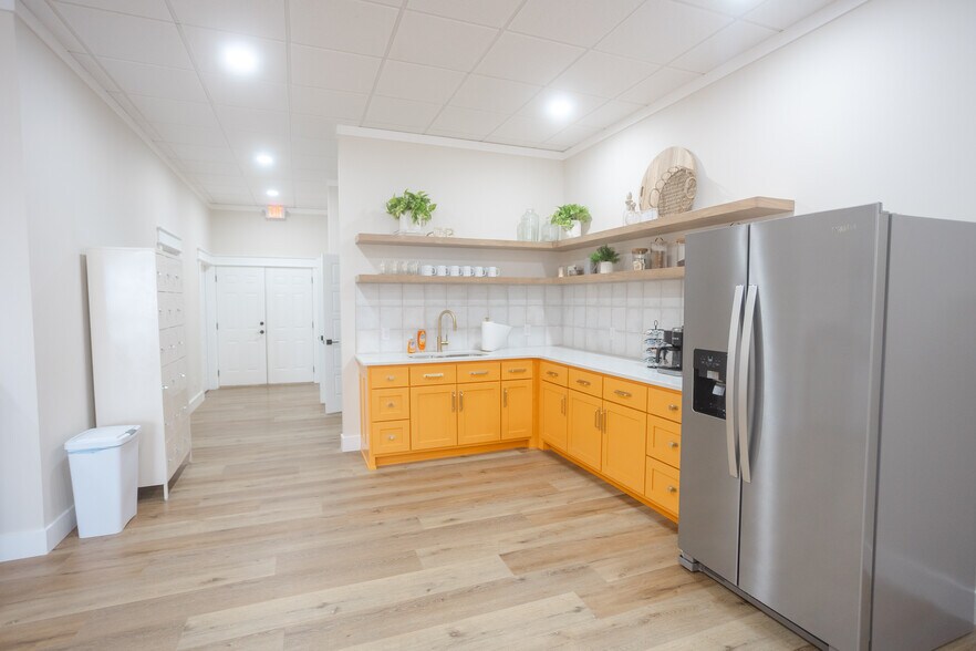 More Photos Of 9 NE Park Ave, Baxley General Retail For Sale
