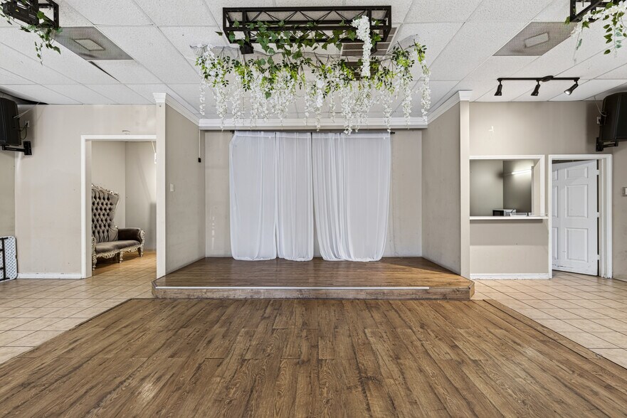 More Photos Of 6920 Cook Rd, Houston General Retail For Lease