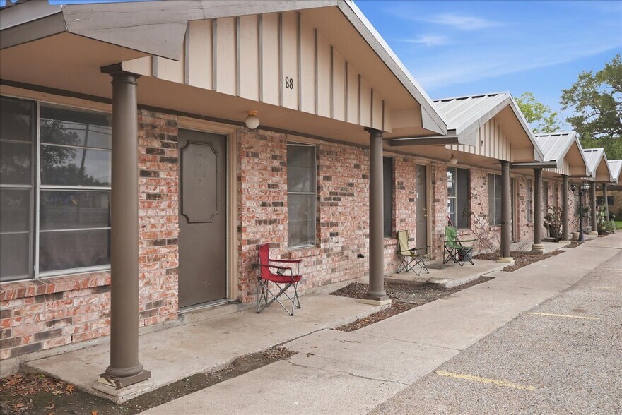 More Photos Of 1400 N Saint Marys St, Beeville Apartments For Sale
