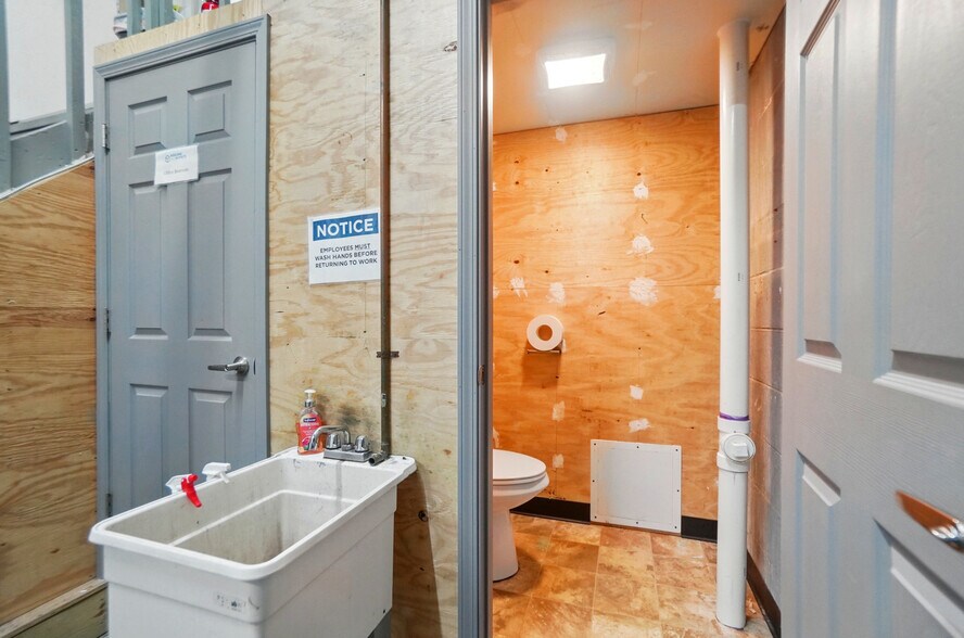 More Photos Of 50 Eswin St, Cincinnati Freestanding For Sale