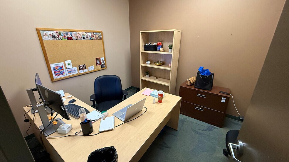 More Photos Of 346 Portage Av, Winnipeg Office For Lease