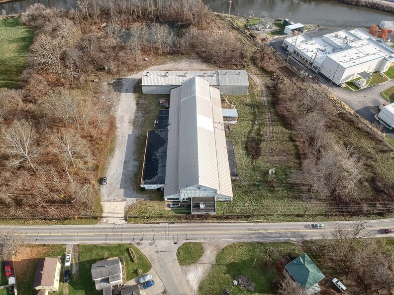 More Photos Of 800 N Water Ave, Sharon Service For Lease