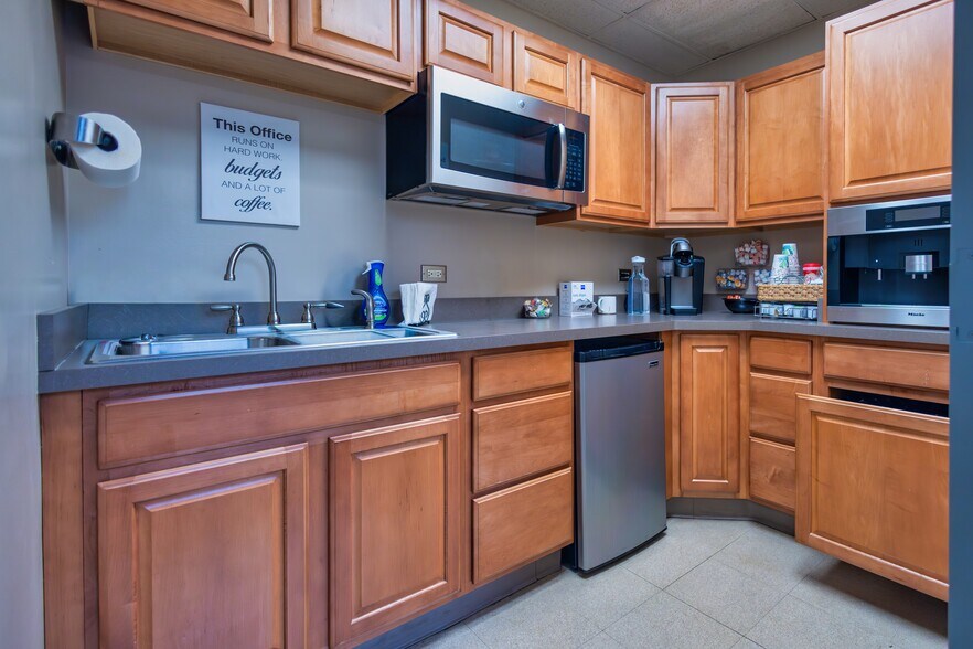 More Photos Of 1525 Holmes Rd, Elgin Industrial For Sale
