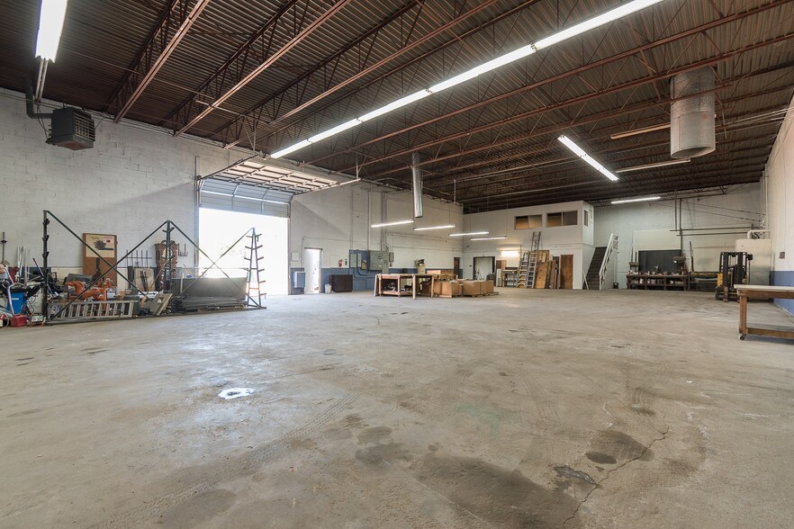 More Photos Of 4733 Don Dr, Dallas Warehouse For Sale