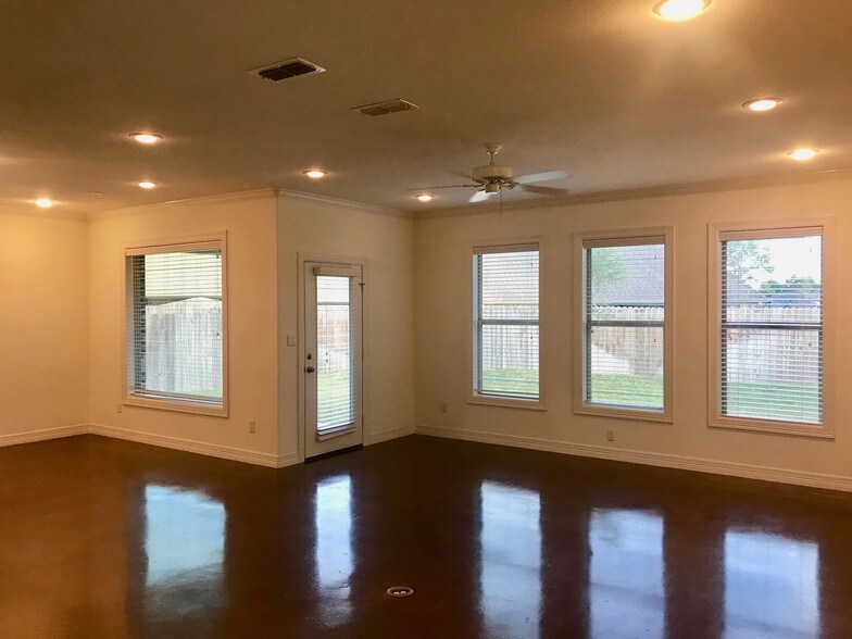 More Photos Of 2980 Elkton Trl, Tyler Apartments For Sale