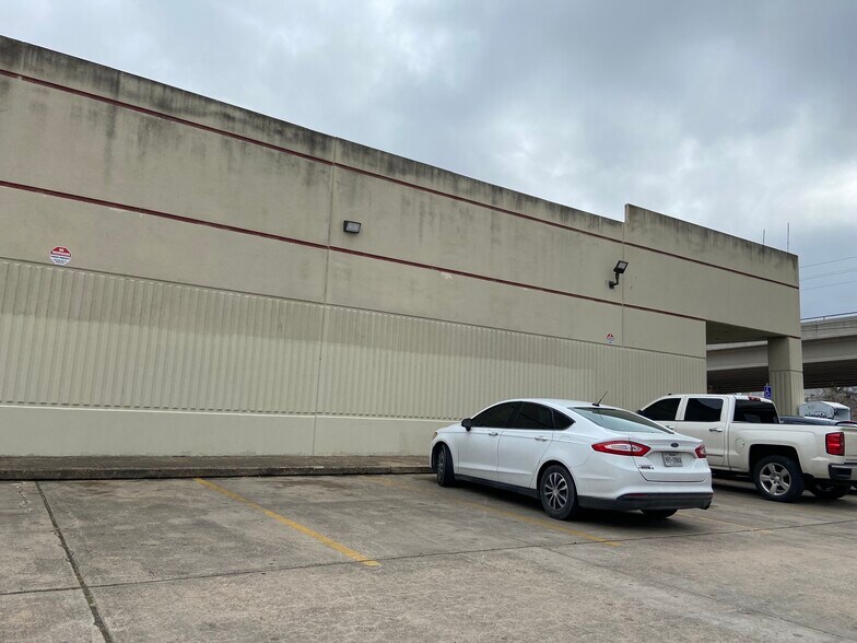 More Photos Of 6425 Harrisburg Blvd, Houston Industrial For Sale