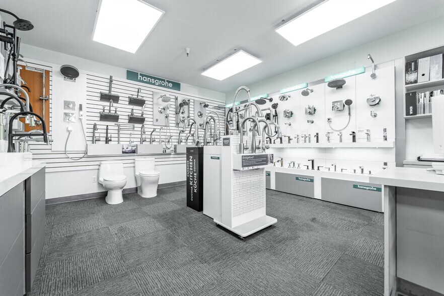 More Photos Of 1435-1475 Huntington Ave, South San Francisco Showroom For Sale