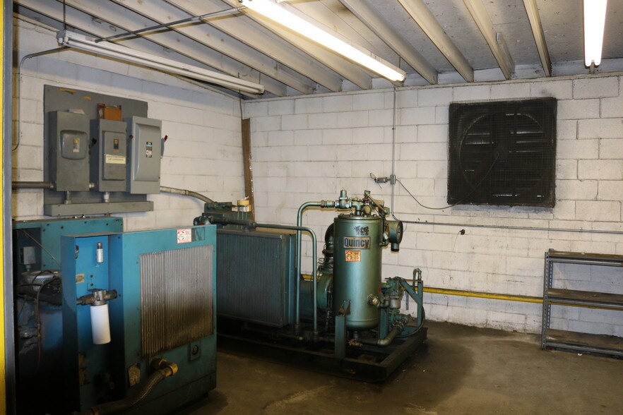 More Photos Of 2415 Lusk St, Guntersville Warehouse For Lease