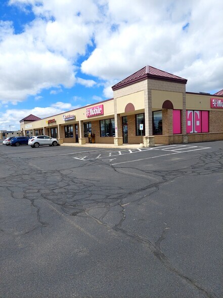 More Photos Of 825 Lexington Blvd, Fort Atkinson Freestanding For Lease