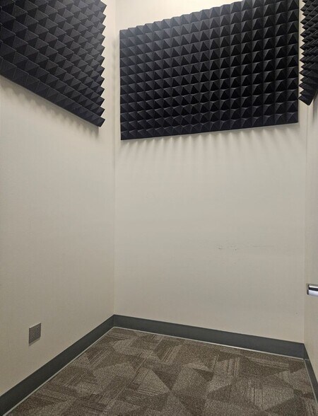 More Photos Of 3207 Laura Ln, Middleton Flex For Lease