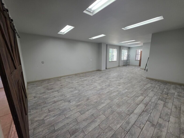 More Photos Of 500 Delano Dr, Oakdale Showroom For Lease