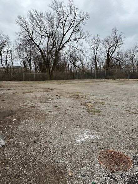 More Photos Of 686 Montgomery Ave, Lexington General Retail For Sale