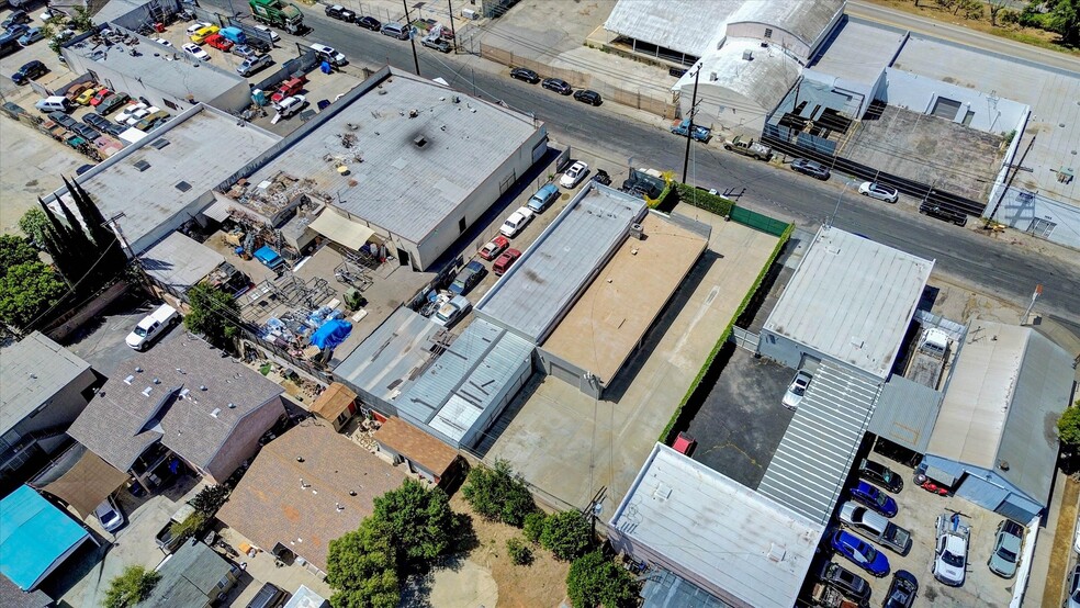 More Photos Of 7448 Deering Ave, Canoga Park Industrial For Sale