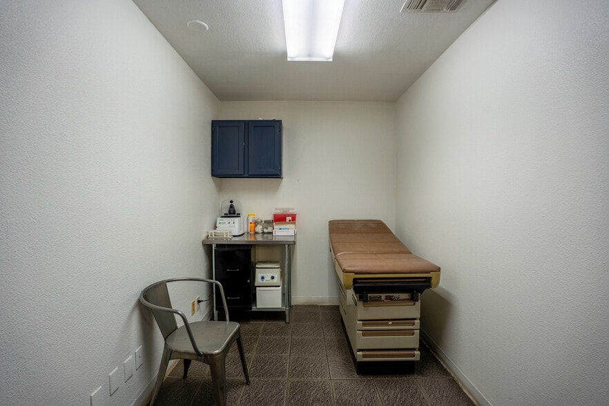 More Photos Of 8004 West Ave, San Antonio Office For Sale