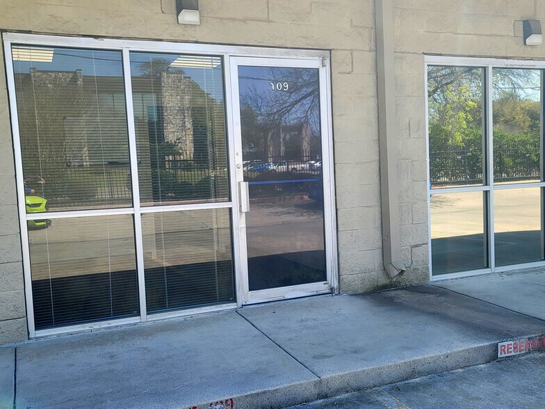 More Photos Of 7340 Blanco Rd, San Antonio Self Storage For Lease