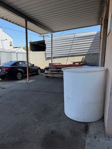 More Photos Of 15527 Vermont Ave, Paramount Warehouse For Lease