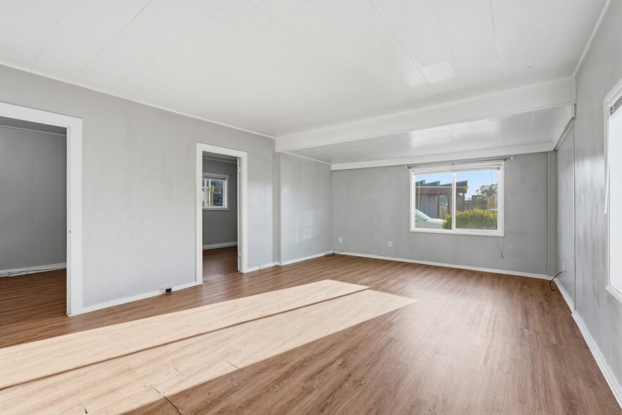 More Photos Of 5024 NW Jetty Ave, Lincoln City Storefront Retail Residential For Sale