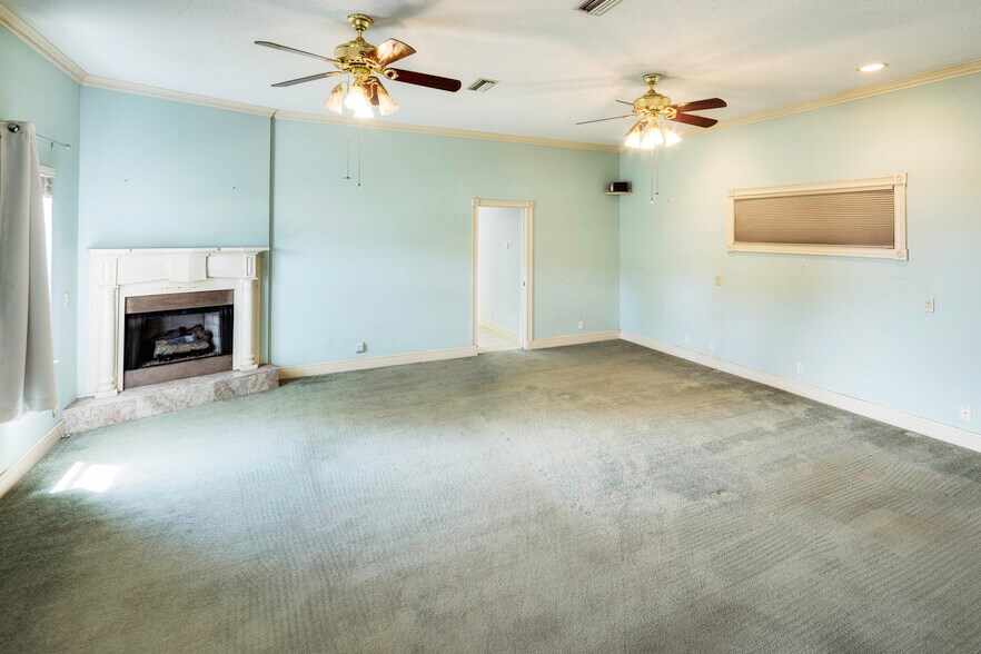 More Photos Of 290 E King Ave, Kingsland Office For Sale