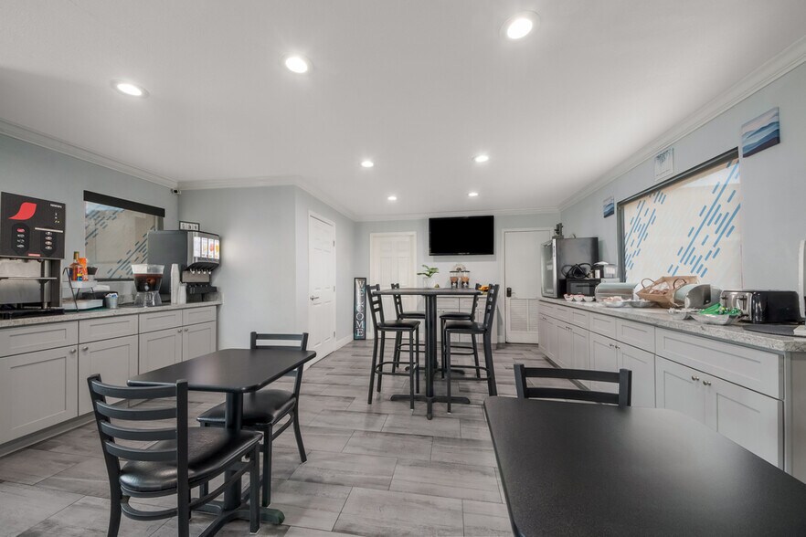 More Photos Of 900 N Main Ave, San Antonio Hotel For Sale