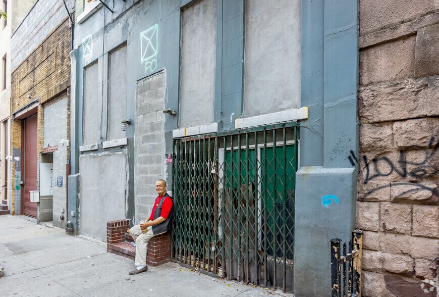 More Photos Of 452 W 36th St, New York Apartments For Lease