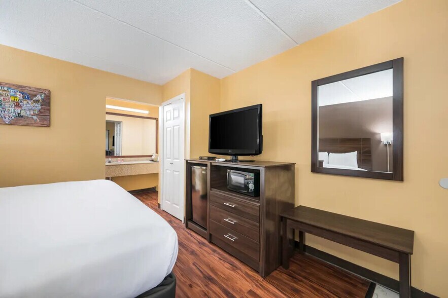 More Photos Of 2015 Military Rd, Columbus Hotel For Sale