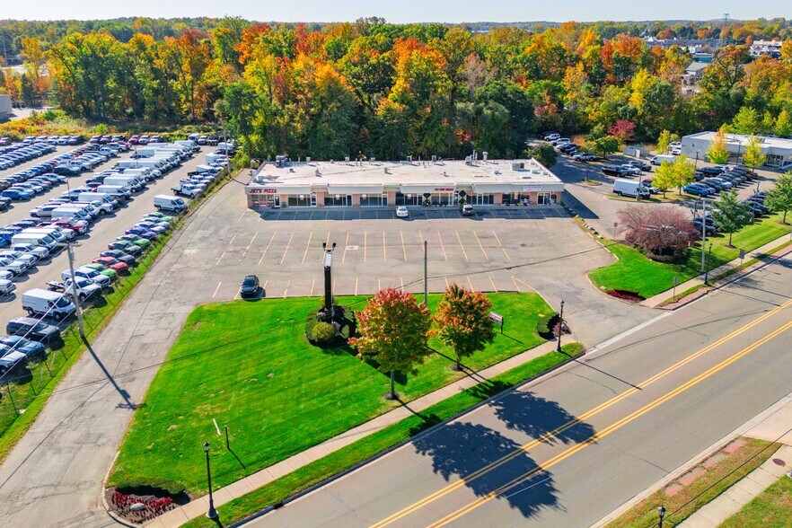 More Photos Of 1110-1126 N Pontiac Trail, Walled Lake Freestanding For Lease