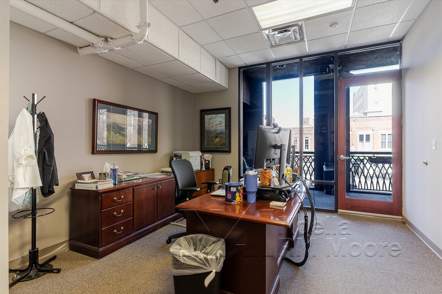 More Photos Of 17 Market Sq, Knoxville Storefront Retail Office For Sale