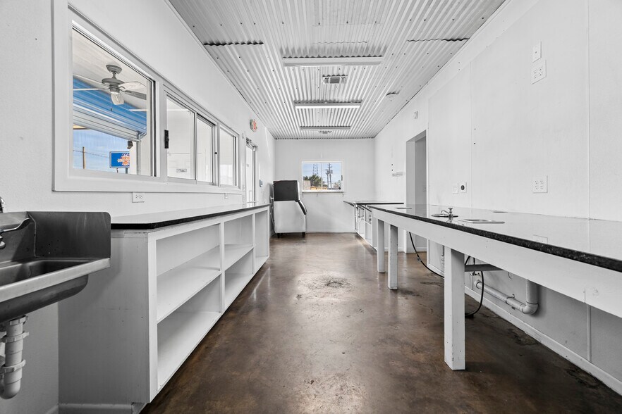 More Photos Of 207 N Henderson Blvd, Kilgore Storefront For Lease