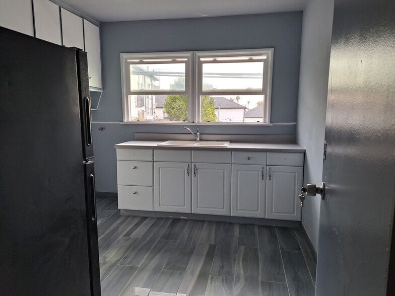 More Photos Of 5830-5838 Overhill Dr, Los Angeles Medical For Lease