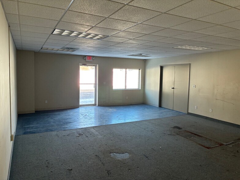 More Photos Of 160 S Turnpike Rd, Wallingford Light Distribution For Lease