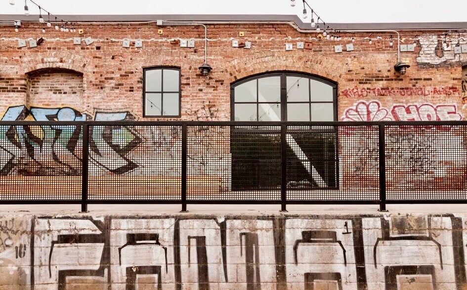 More Photos Of 2143 Bay St, Los Angeles Office For Lease